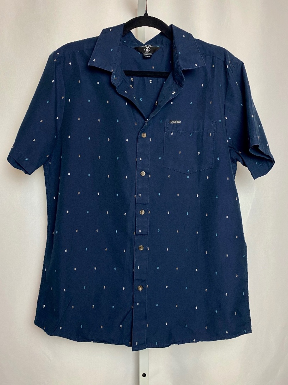 Volcom Menʻs Navy Blue Modern Fit Short Sleeve Button Up Dress Shirt Medium